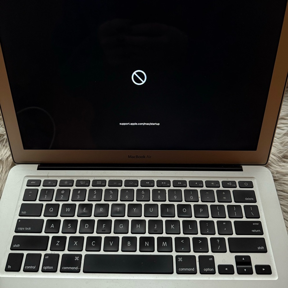 Macbook *Read Description* - Picture 7 of 8